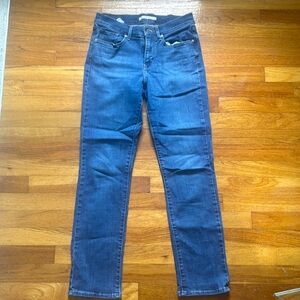 Classic straight leg Levi’s jeans. Great condition